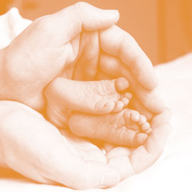 Hände halten Babyfüße